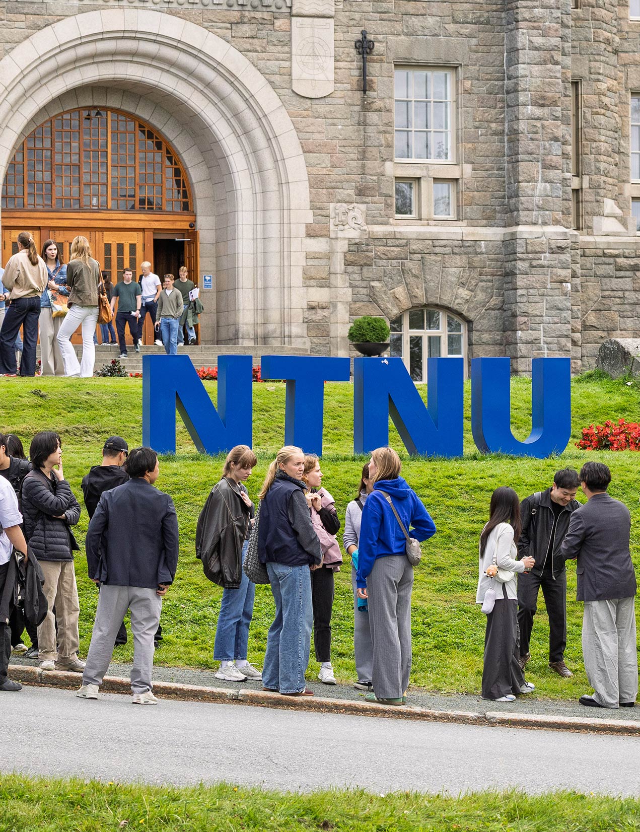 Students in front of NTNU main building